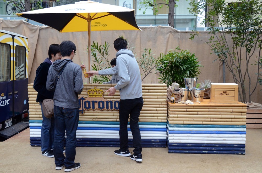 バーカウンターでは、冷えた「コロナ」が
