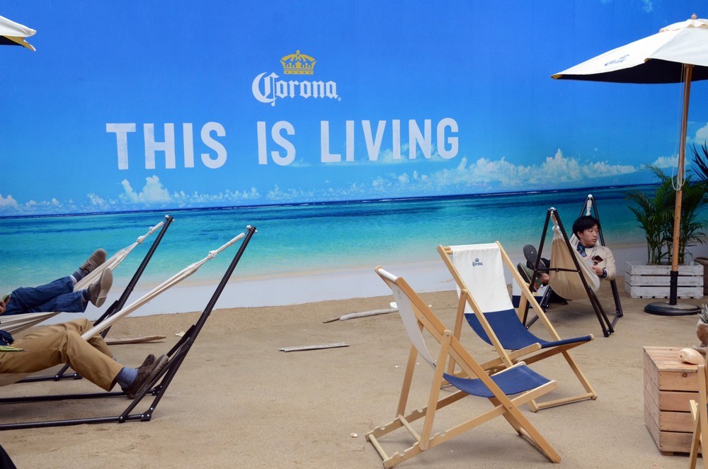 エメラルドグリーンの海には「THIS IS LIVING.」と書かれている
