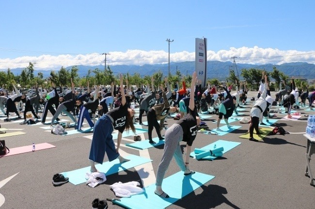 1000人以上参加　全国9か所めぐるヨガのキャラバンイベント