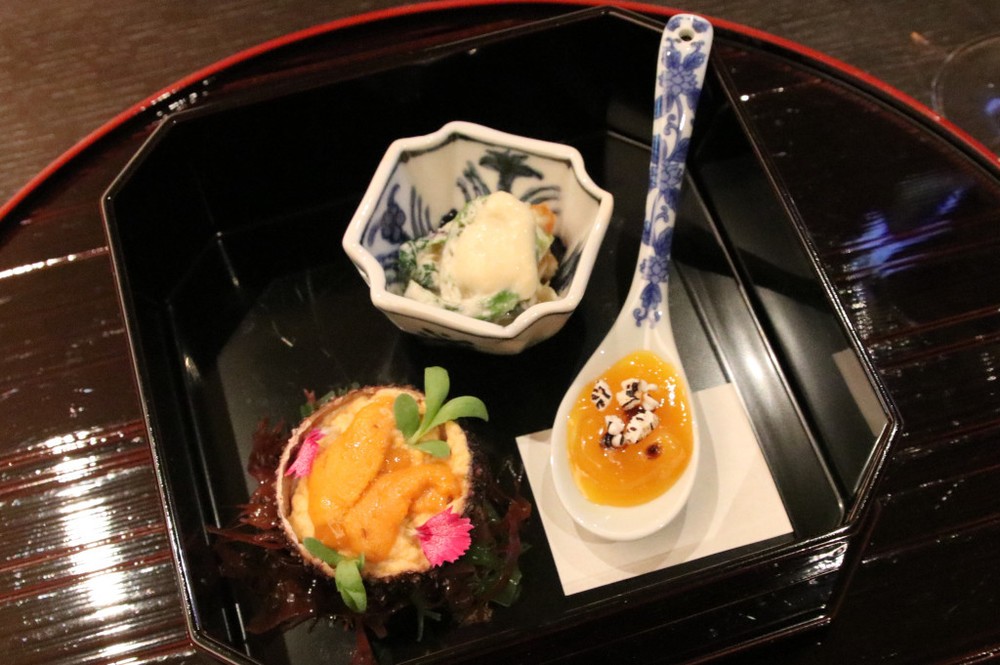 前菜「土佐ジローの柔らかめに仕上げた卵黄味噌漬け（右下）、松の実とアンズの和え衣（中央上部）、雲丹と海老のムース（左下）」