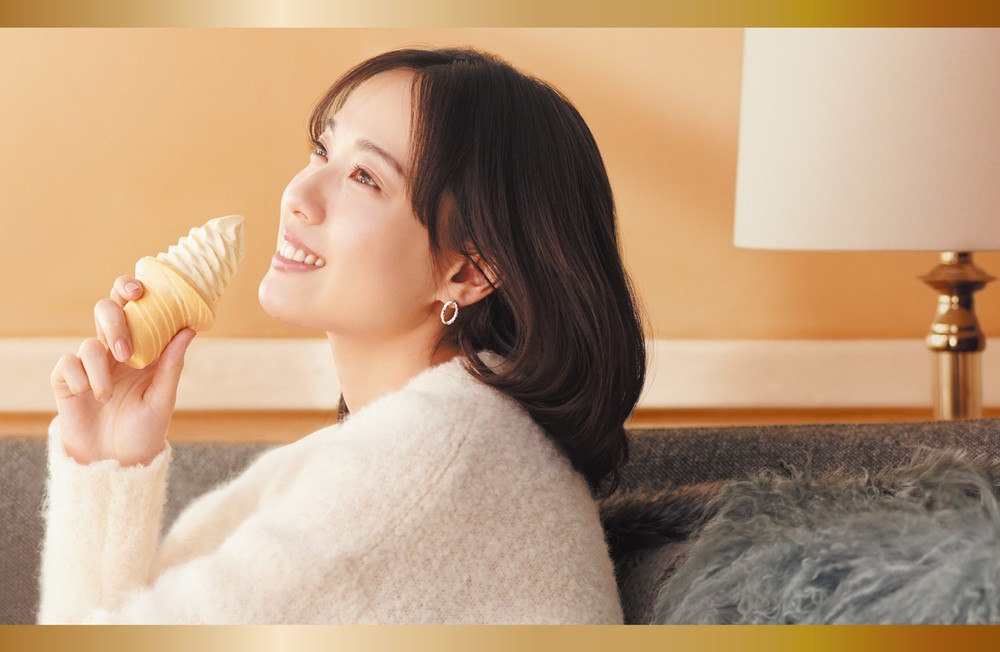 戸田恵梨香さんがアイスをほおばる