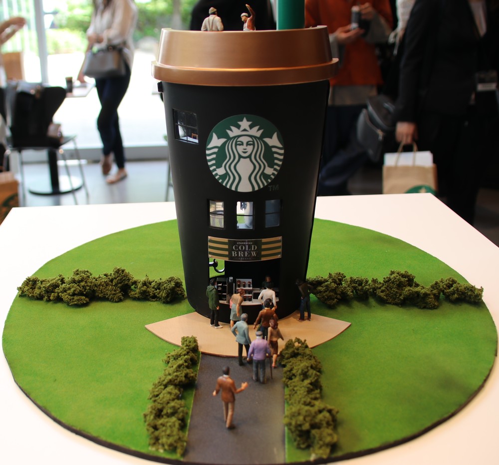 裏側はカップの形の店舗になっている