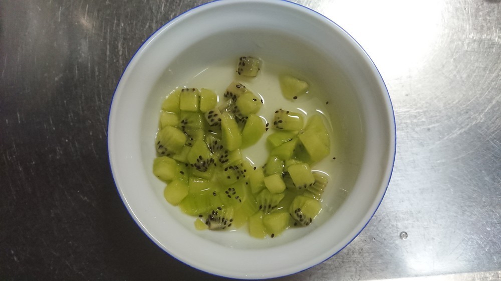 冷凍キウイとガムシロップをかくはんした状態