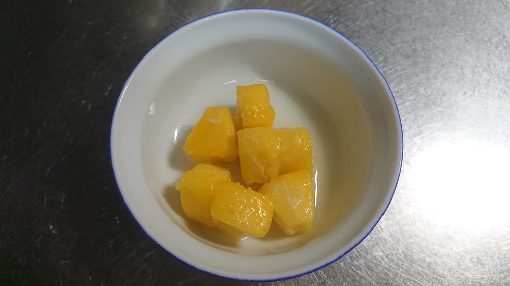 凍らせたパイナップルとペリエ(少量)をかくはんした状態