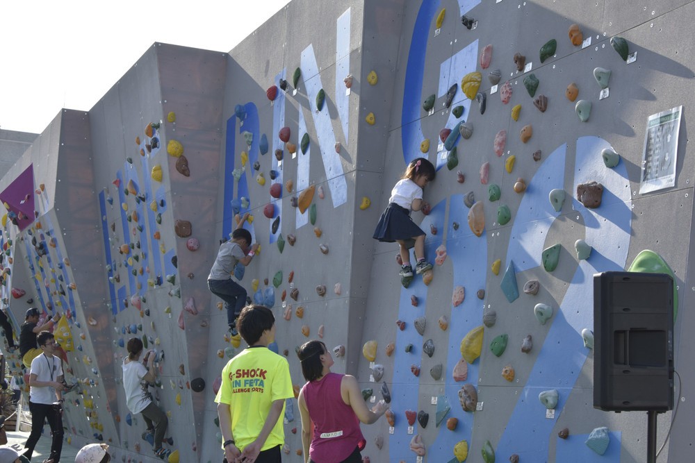 ボルダリングで壁を登る子どもたち
