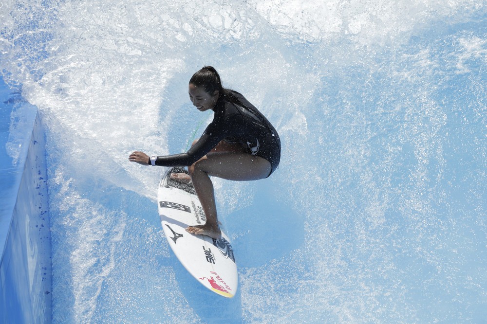 波に乗るプロサーファー