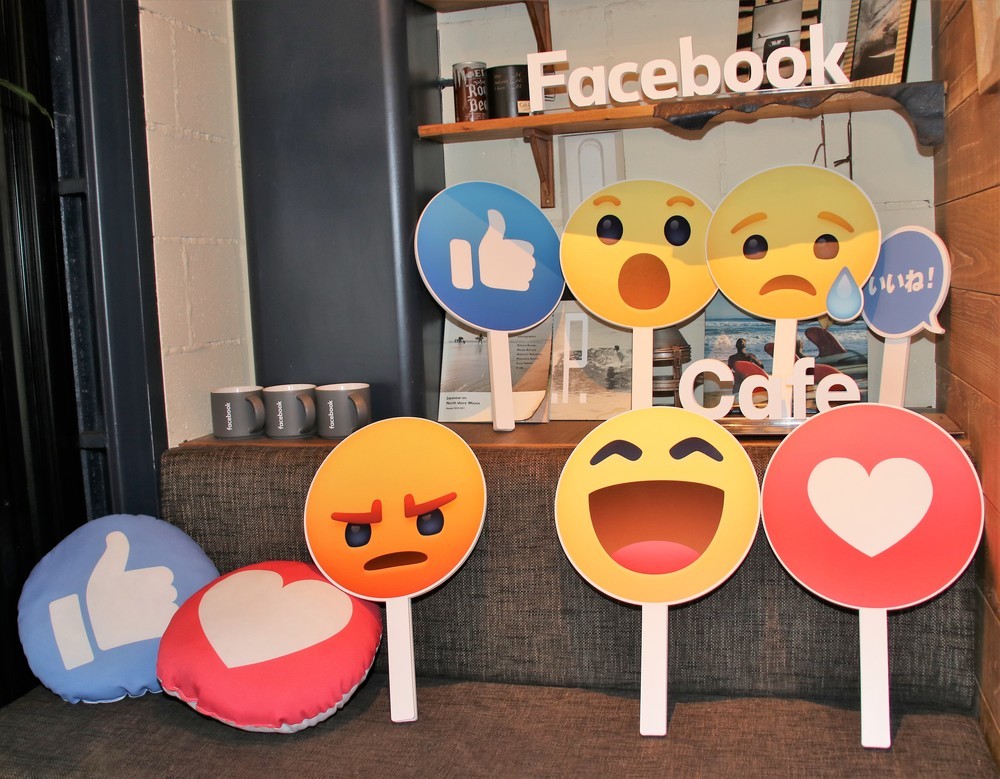 フェイスブックの「リアクション」プレートも用意されている