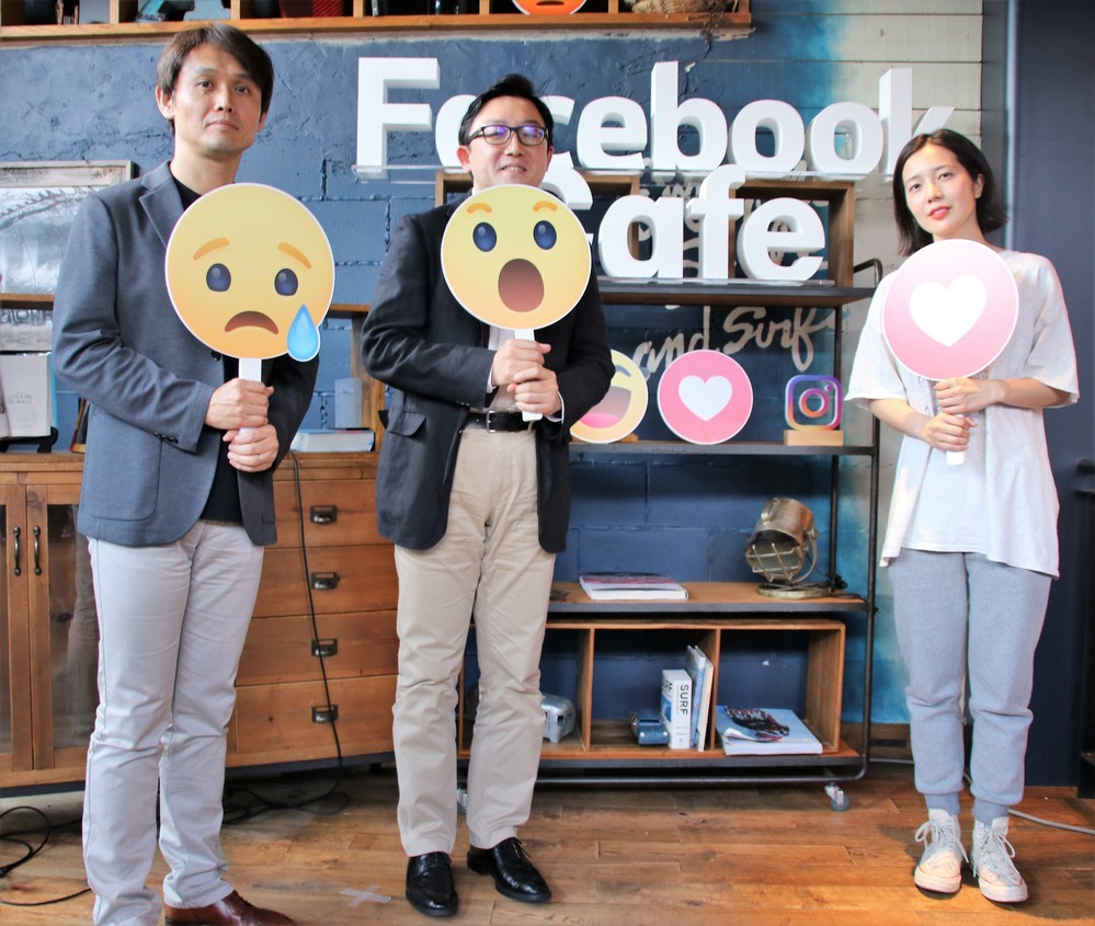 プレートを手に持って記念撮影