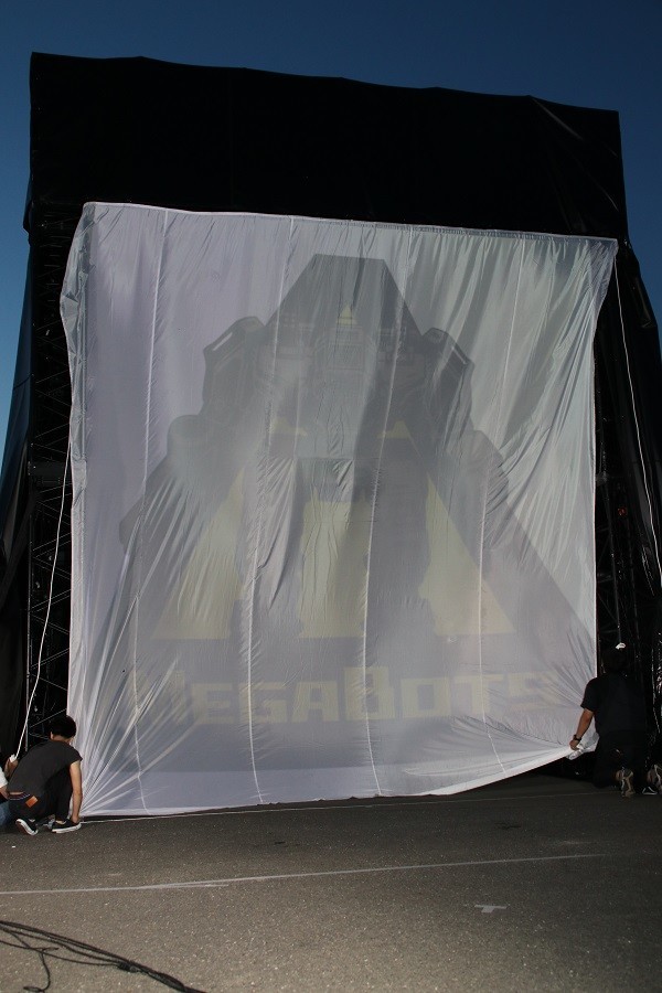 ロボットのイメージイラストが投射された白い幕