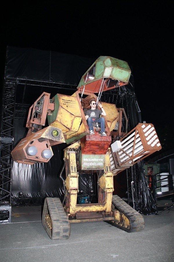 コクピットに乗る米・Megabots社代表のマット・オーレイン氏