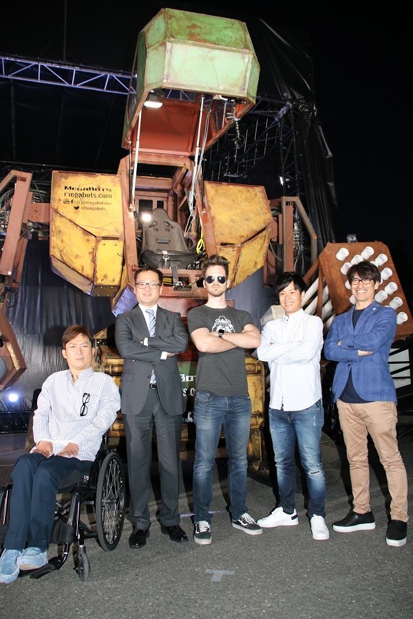 （左から）ワントゥーテン・澤邊芳明社長、東京大学大学院情報理工学系研究科システム情報学専攻教授の稲見昌彦氏、マットさん、RDS・杉原行里社長、三笠製作所・石田繁樹社長