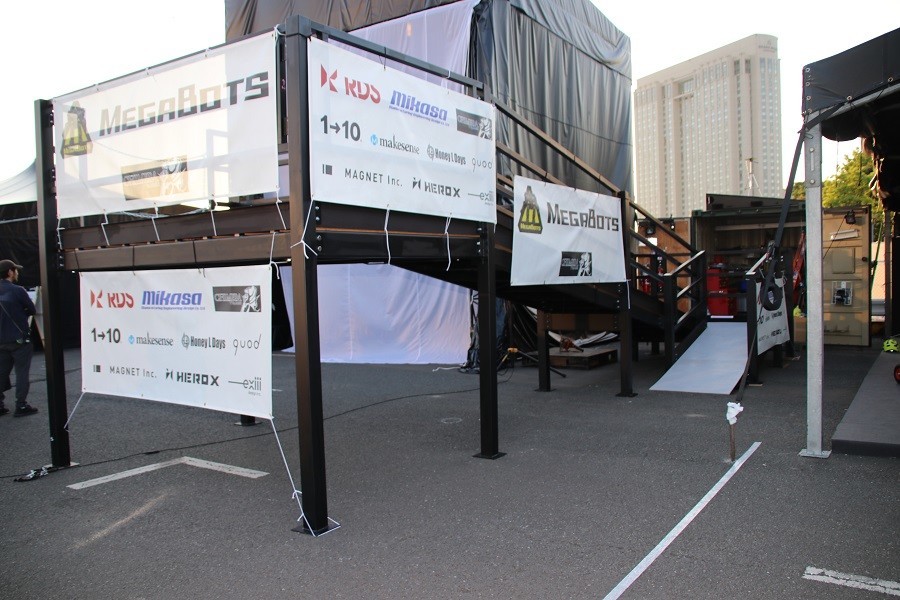 車いすの招待客もロボットに搭乗できるように作られたスロープ