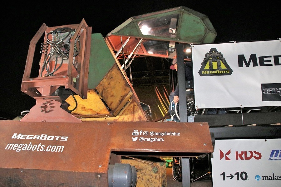 平昌冬季パラリンピック・アルペンスキー出場選手の夏目堅司さんがスロープからロボットに搭乗