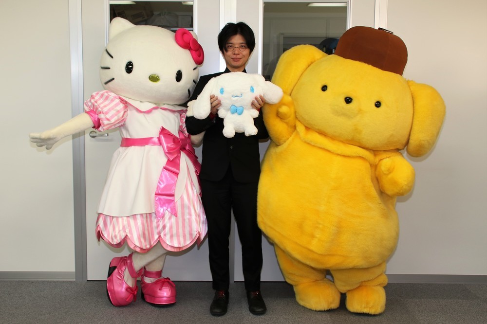 J-CASTニュース編集長をはさんで記念写真