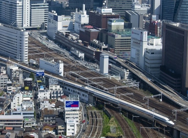 目の前に広がる鉄道路線のプラレールで遊べる