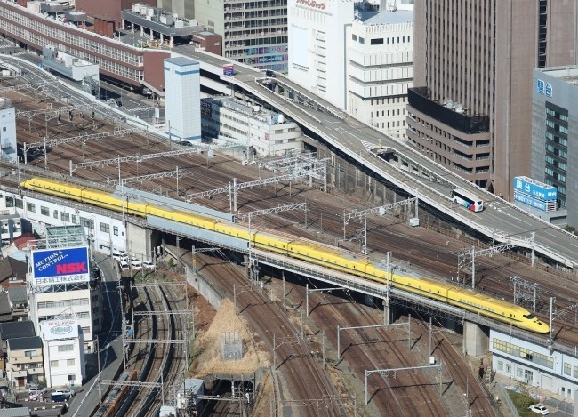 目の前に広がる鉄道路線のプラレールで遊べる