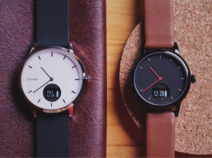 アナログ腕時計のフェイスに計測機能搭載　スマートウォッチ