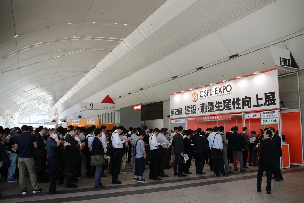 22日は展示を見ようと多くの人が集結した