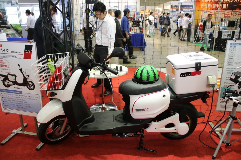 レンタル・リース大手のアクティオ社の業務用バイクにはスイカ柄のヘルメットが