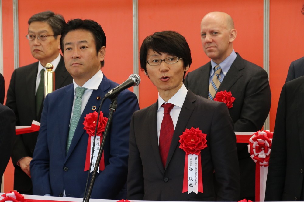 主催者の谷鉄也氏（右）と環境省環境副大臣の秋元司氏（左）