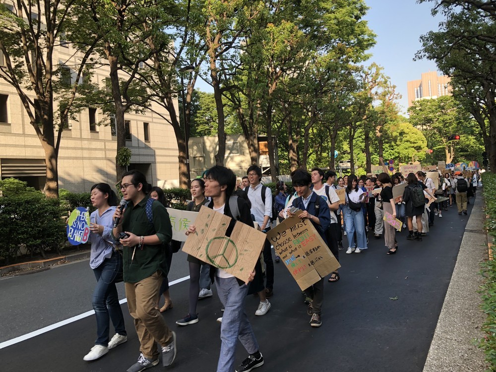 子どもと若者が「環境のために」デモ行進　「グローバルストライキ」東京都内でも