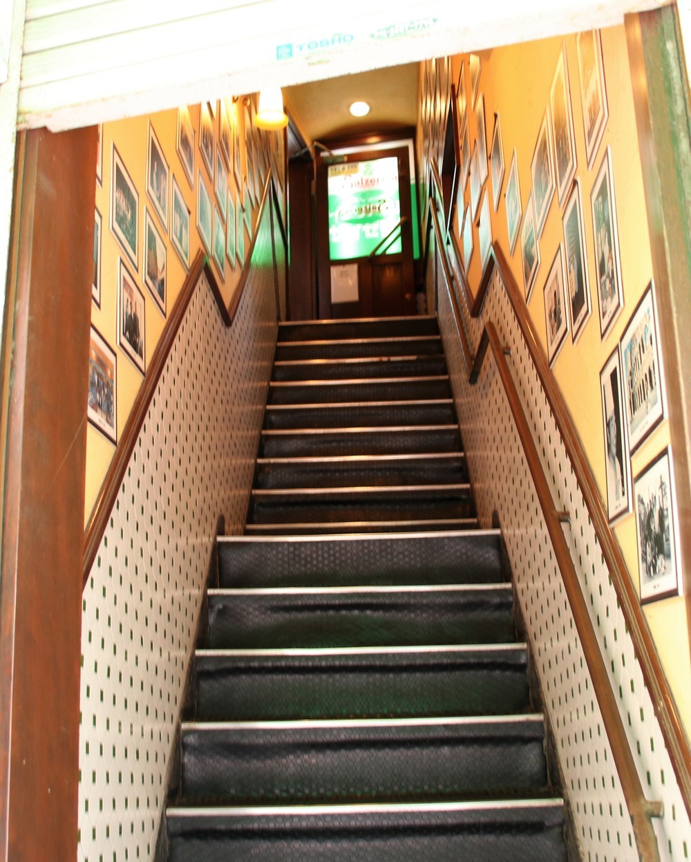 館内へ向かう階段の両壁にはたくさんの写真