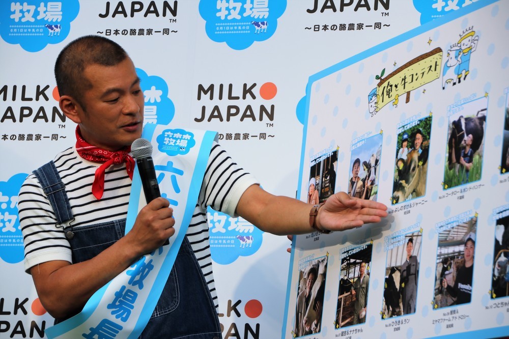 「俺と牛コンテスト」益子さんもお気に入りを選ぶ（2019年6月撮影）