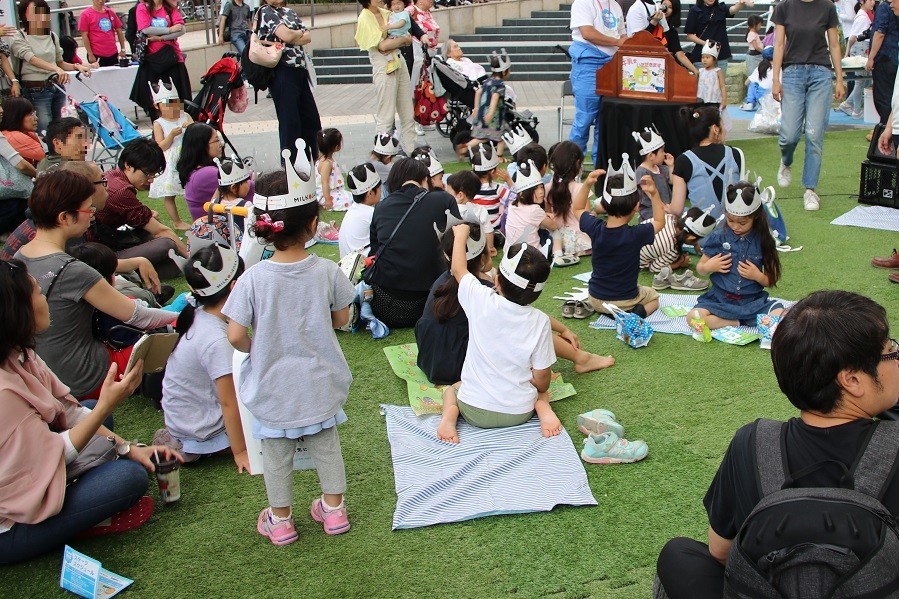 紙芝居に集まる子どもたち（2019年6月撮影）