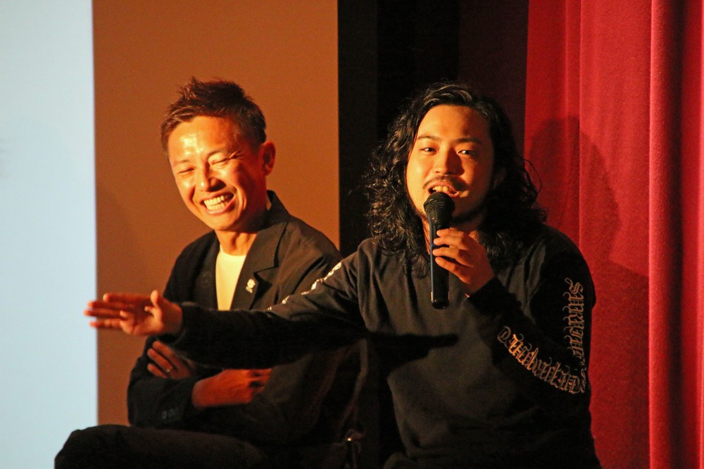 「日本のヒップホップ」がテーマのトークショーに参加したラッパーのR-指定さん（右）とGAKU-MCさん（左）