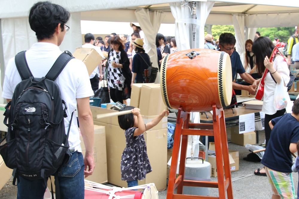 和楽器を体験する人たち