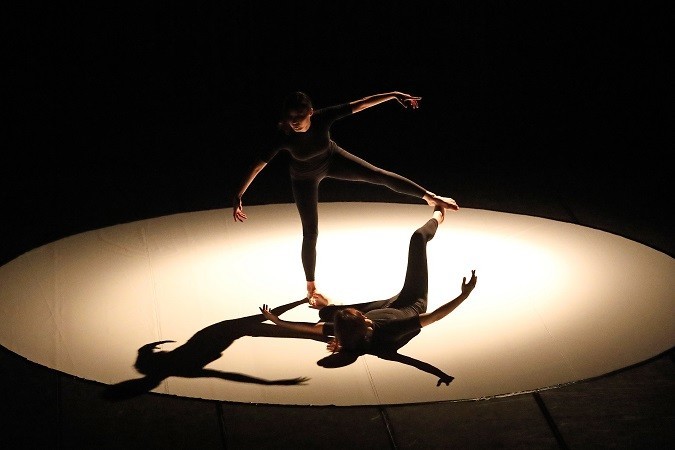 2018年10月に開かれた『踊る。秋田』の「Asia Festival Exchange」に韓国からダンサーを招聘した。カリムダダンスカンパニー代表、イ・ジヒさんの作品『Shadow Me』（撮影　小阪満夫）
