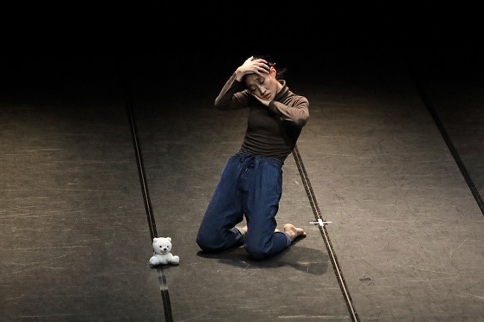 イ・ギョングさんの作品『A broom stuck in a corner』。横浜ダンスコレクションで審査員賞を受賞した作品（撮影　小阪満夫）