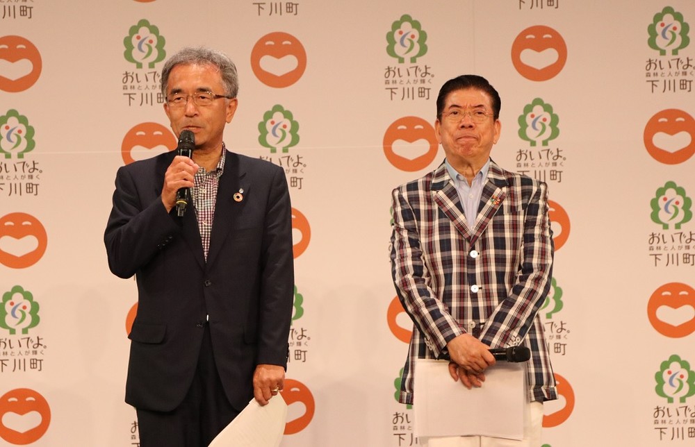 取り組みへの期待を語る下川町の谷一之町長（左）と西川きよしさん