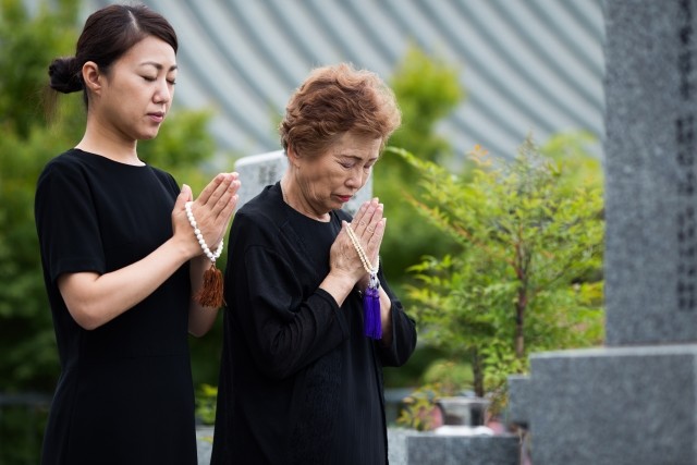 お墓の購入「予算通り」は難しい　「100万円以内」のはずが半数はオーバー