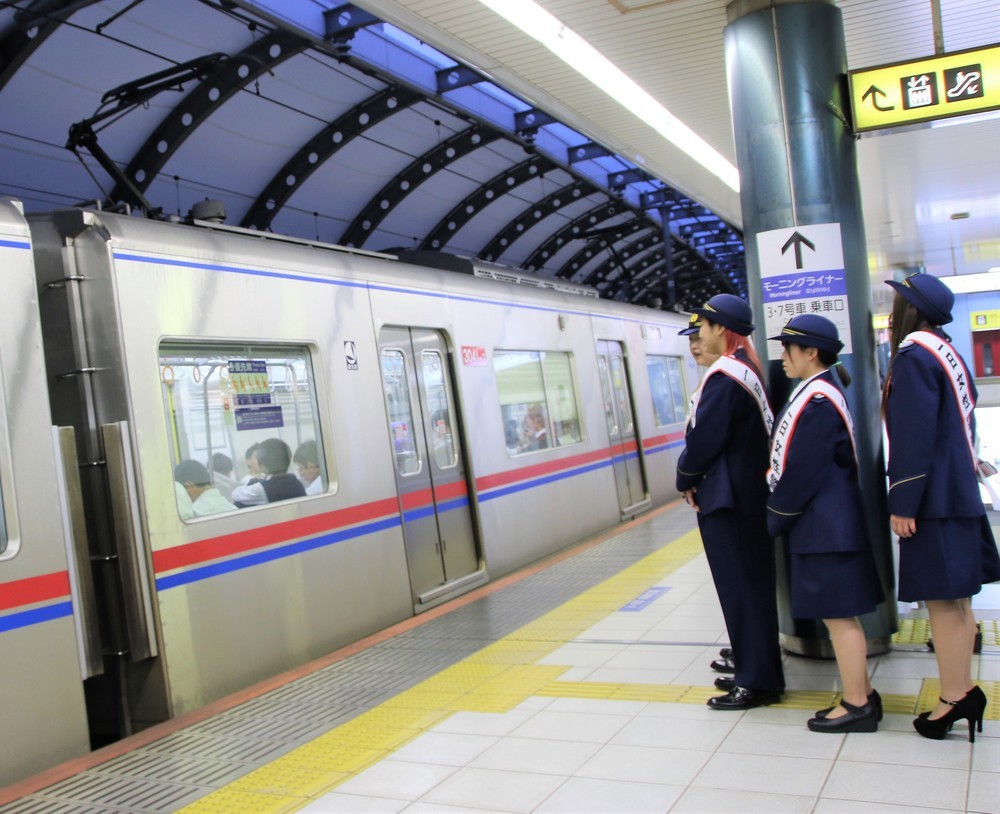 電車を見送る4人