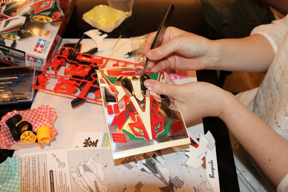 シールを貼っている参加者