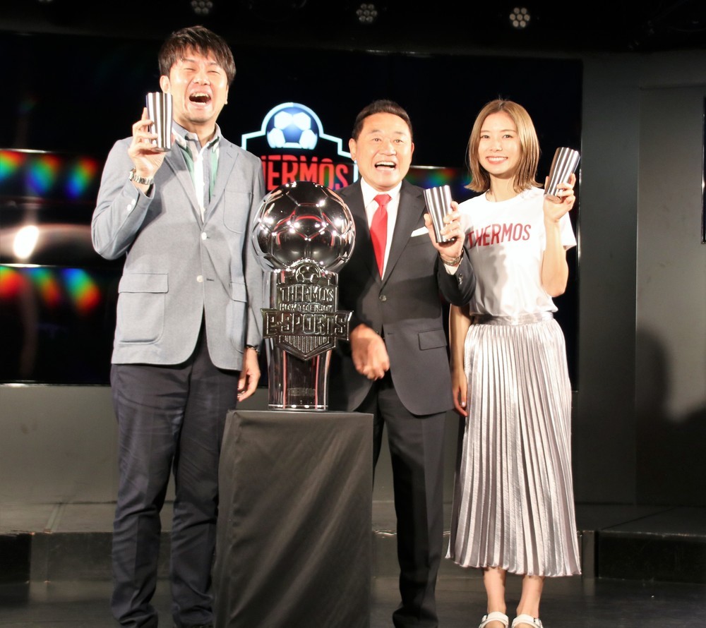 「真空断熱タンブラー」を片手に笑顔の登壇者。左から土田さん、松木さん、朝日さん