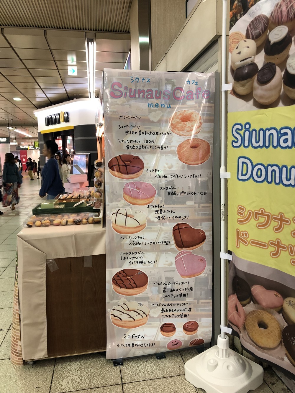 店員は店舗のそばで呼び込みや商品紹介をしていた（カウンターワークス撮影）