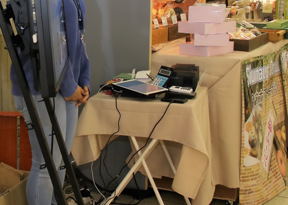 会計はキャッシュレスのみで、スムーズかつ省スペース（カウンターワークス撮影）