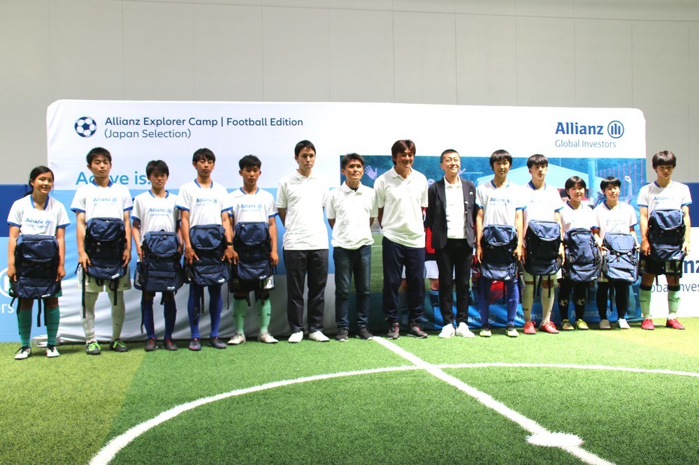 1次選考を通過した10人と審査員ら