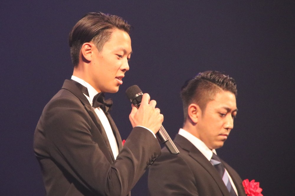 受賞を喜ぶ小林陵侑選手（左）と空手道の喜友名諒選手（右）