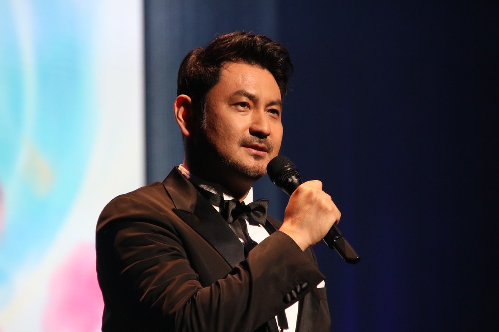 授賞式・コンサートの司会を務めた藤本隆宏さん