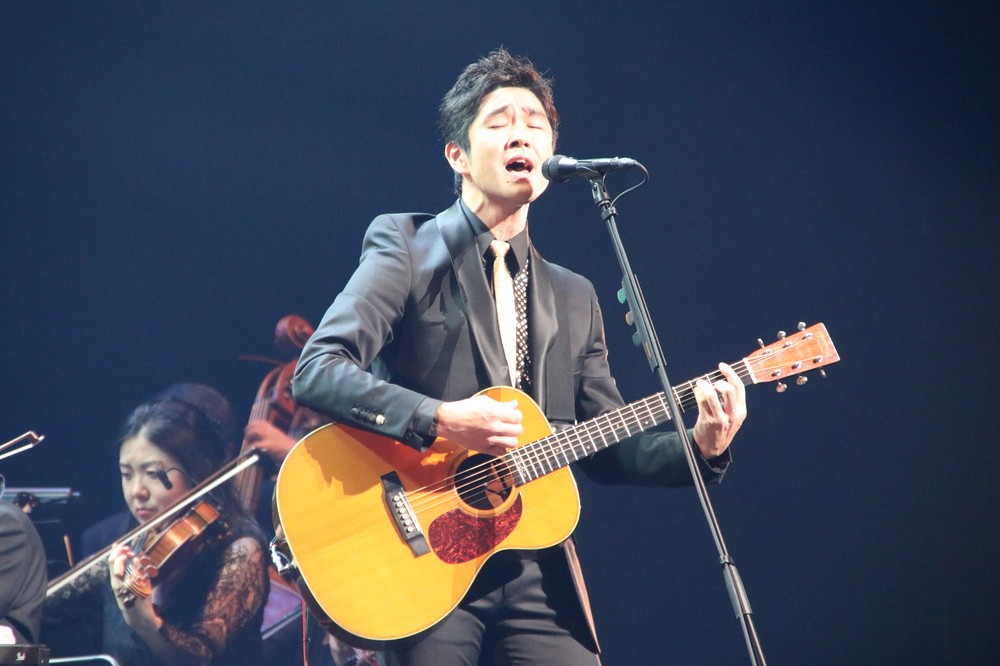 「3月9日」を熱唱する藤巻亮太さん