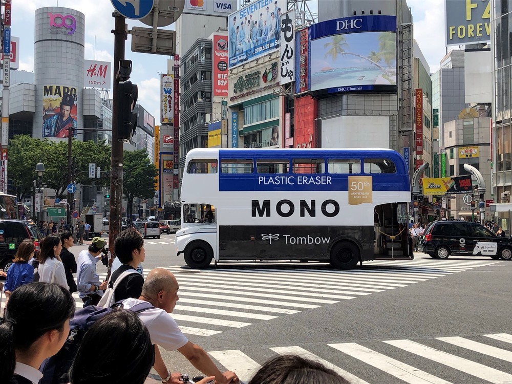 「でっかい消しゴム走ってた！」　青白黒「MONO」デザインバスが都心を快走