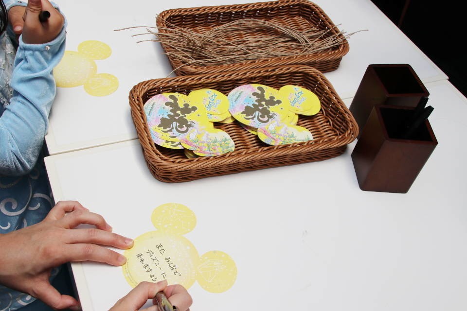 ミッキーマウス型のウィッシングカード（短冊）に願いごとを書こう