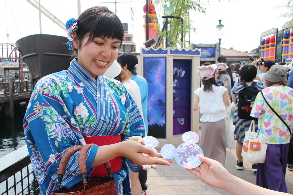 浴衣を着たキャストがウィッシングカードを手渡してくれる（TDS）