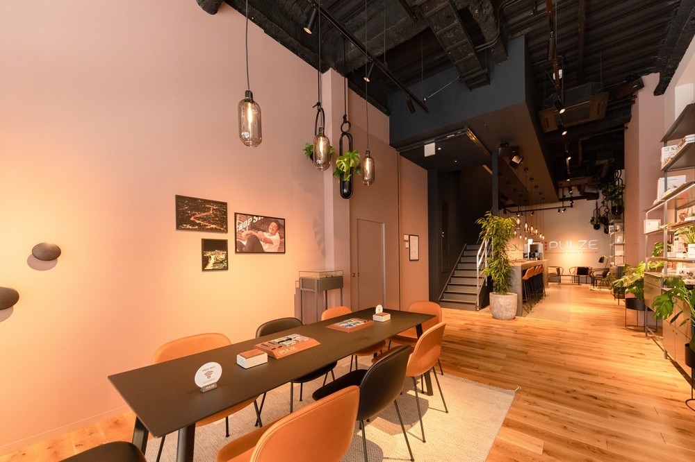 「PULZE 福岡」1階、Kitchen&Cafe Bar（俯瞰）