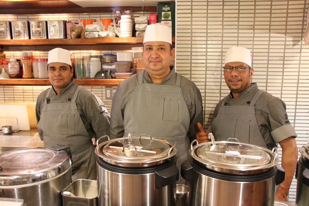 コックのマニさん（左）、マダンさん（中央）、モヘンドラさん（右）
