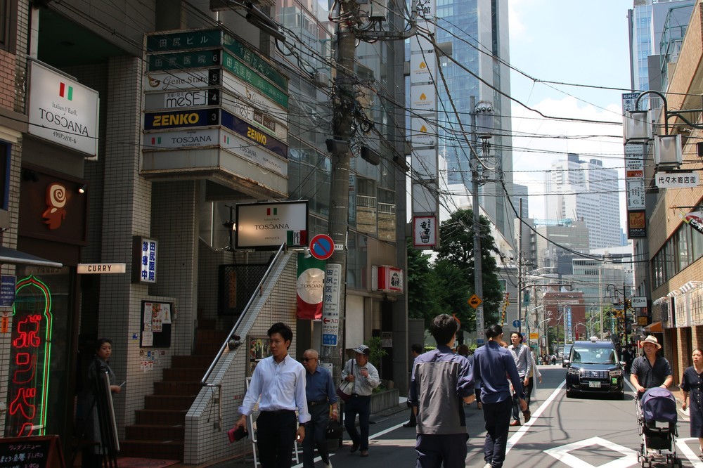 新店舗（左）はJR代々木駅近くの商店街に立地