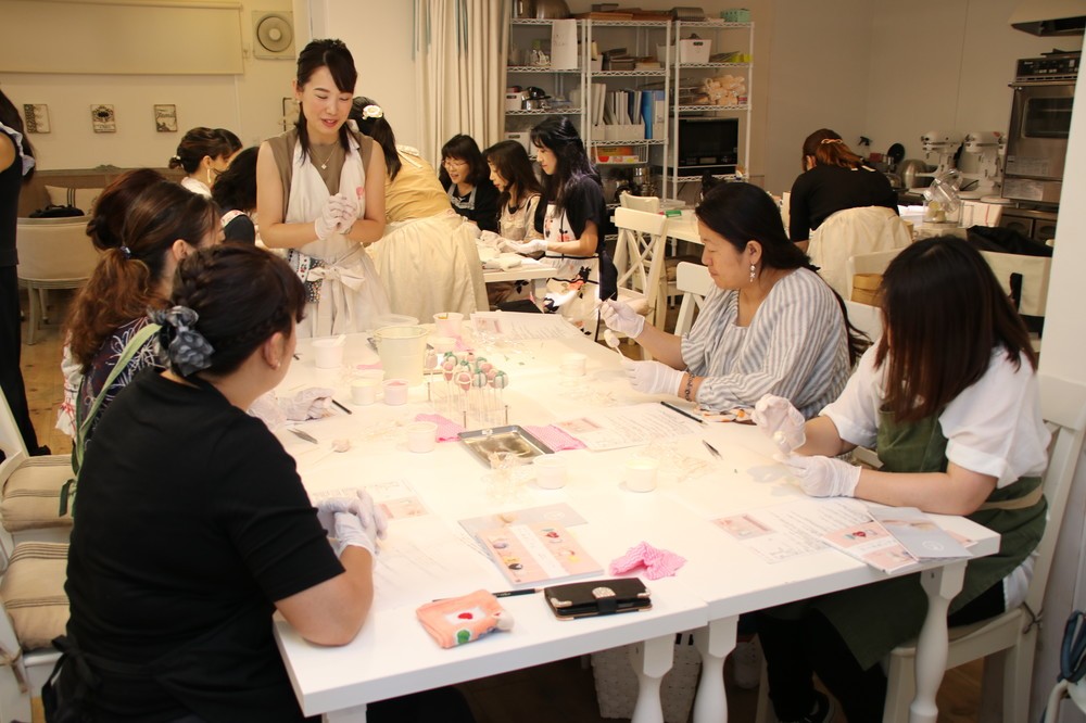 講師の指導を受ける体験者たち